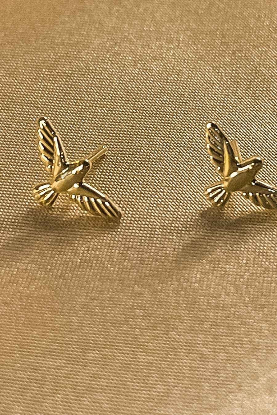 Brinco Pequeno de Espirito Santo Banhado em Ouro 18k