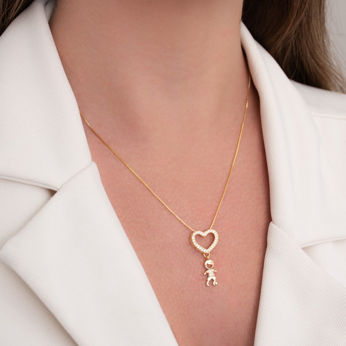 COLAR CORAÇÃO VAZADO CRAVEJADO E MENINO NA VENEZIANA