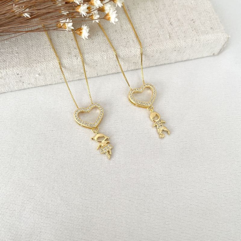 COLAR CORAÇÃO VAZADO CRAVEJADO E MENINO NA VENEZIANA