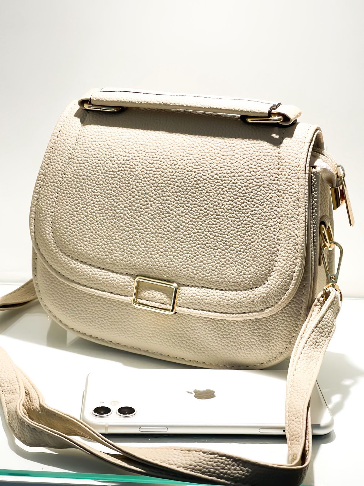 Bolsa Média Redonda em Couro Sintético