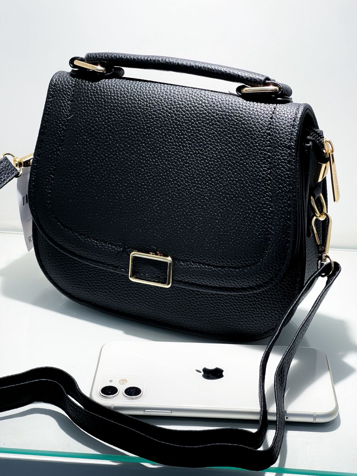 Bolsa Média Redonda em Couro Sintético